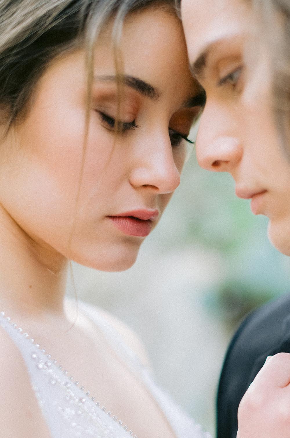 la mariée pose sur la balcon de la chambre du martinez